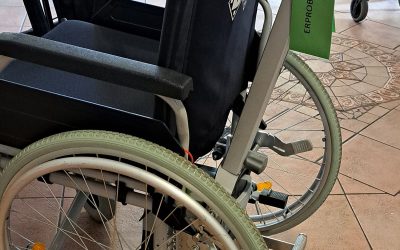 Rollstuhl mit Schiebehilfe