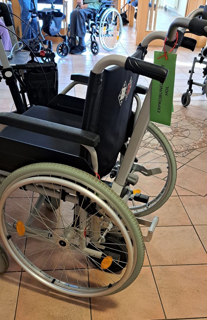 Rollstuhl mit Schiebehilfe